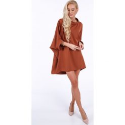 Brązowa elegancka sukienka oversize 0215. Pomarańczowe sukienki damskie Fasardi, s, bez wzorów, eleganckie, bez kołnierzyka, bez rękawów, oversize. Za 189,00 zł.