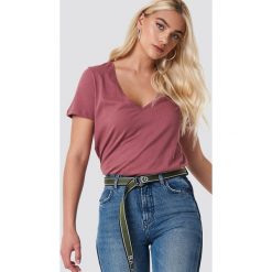 NA-KD Basic T-shirt z dekoltem V - Pink. Różowe t-shirty damskie marki NA-KD Basic, bez wzorów, z bawełny, bez kołnierzyka. W wyprzedaży za 26,47 zł.