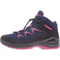 Lowa INNOX EVO GTX JUNIOR Buty trekkingowe navy/beere. Niebieskie buty chłopięce trekkingowe Lowa, z materiału. W wyprzedaży za 407,15 zł.