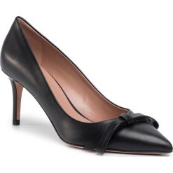 Szpilki BOSS - Eddie 50429783 10158393 01 Black 001. Czarne półbuty damskie Boss, z aplikacjami, ze skóry, bez obcasa, na obcasie, bez zapięcia. W wyprzedaży za 689,00 zł.