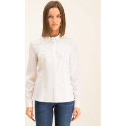 Koszula Guess Sabrina W94H80 WAF10. Białe bluzki damskie Guess, l, z aplikacjami, z elastanu, bez kołnierzyka, bez rękawów. W wyprzedaży za 219,00 zł.