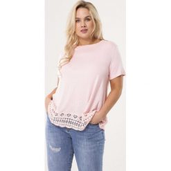 Jasnoróżowa Bluzka Weather. Szare bluzki damskie Born2be, xl, z aplikacjami, z dzianiny, z okrągłym kołnierzem, z krótkim rękawem. Za 39,99 zł.