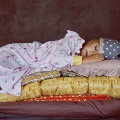 Koszula nocna w ananaski. Czerwone bluzy dziewczęce marki Pakamera, w kolorowe wzory, z bawełny. Za 97,00 zł.