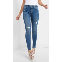 Jeansy skinny z kryształkami. Niebieskie jeansy damskie Orsay, z elastanu. Za 139,99 zł.