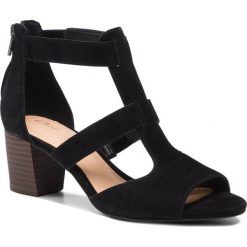 Sandały CLARKS - Deloria Fae 261406524 Black Sde. Czarne klapki damskie Clarks, bez wzorów, ze skóry, bez obcasa, na obcasie. W wyprzedaży za 269,00 zł.