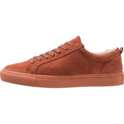 Shoe The Bear COLE Sneakersy niskie rust. Pomarańczowe sneakersy męskie marki Shoe The Bear, bez wzorów, ze skóry, bez zapięcia. Za 419,00 zł.