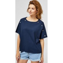Bluzka bawełniana z nitami. Bluzki damskie Moodo, s, bez wzorów, z bawełny, bez kołnierzyka, bez rękawów. Za 24,99 zł.
