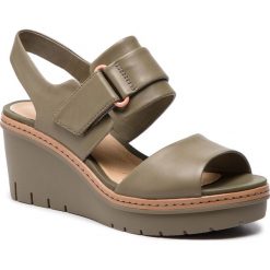 Sandały CLARKS - Palm Stellar 261402334 Olive Leather. Zielone klapki damskie Clarks, bez wzorów, ze skóry, bez obcasa, na obcasie. W wyprzedaży za 339,00 zł.