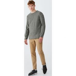 Kolorowy sweter z nieobrębionym brzegiem. Brązowe swetry męskie Pull&Bear, m, bez wzorów, bez kołnierzyka, bez kaptura. Za 89,90 zł.