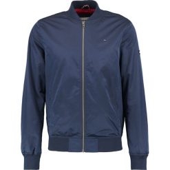 Tommy Jeans ESSENTIAL STRAIGHT Kurtka Bomber black iris. Niebieskie kurtki męskie bomber Tommy Jeans, m, z jeansu. W wyprzedaży za 359,40 zł.