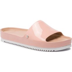 Klapki UGG - W Jane Patent 1101071 W/Sset. Różowe klapki damskie Ugg, bez wzorów, ze skóry ekologicznej, bez obcasa. W wyprzedaży za 269,00 zł.