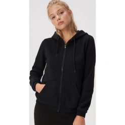 Bluza basic z kapturem - Czarny. Czarne bluzy damskie Sinsay, s, bez wzorów, bez rękawów, z kapturem. Za 39,99 zł.