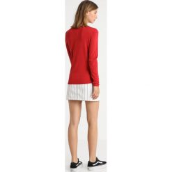 Tommy Jeans LIGHTWEIGHT V NECK Sweter red. Czerwone swetry klasyczne damskie marki Tommy Jeans, xxs, z jeansu. Za 399,00 zł.