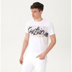 T-shirt z nadrukiem Captain - Biały. Białe t-shirty męskie House, s, z nadrukiem, bez kołnierzyka. Za 39,99 zł.