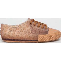 Melissa - Buty Polibolha Sneaker Ad. Pomarańczowe buty sportowe damskie Melissa, bez wzorów, ze skóry, sportowe. W wyprzedaży za 219,90 zł.