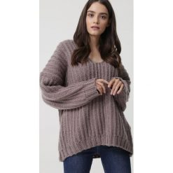 Khaki Sweter Dudley. Brązowe swetry damskie Born2be, uniwersalny, bez wzorów, dziergany, z długim rękawem, długie, bez kaptura. Za 159,99 zł.