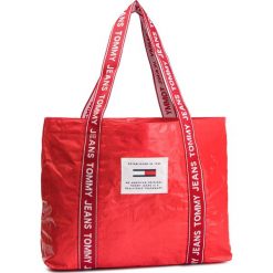 Torebka TOMMY JEANS - Tju Logo Tape Tote Tp AU0AU00445 661. Czerwone torebki klasyczne damskie marki Tommy Jeans, bez wzorów, z jeansu, bez dodatków. Za 229,00 zł.