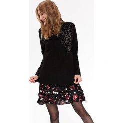 Sweter z metalową aplikacją. Czarne swetry damskie Top Secret, na zimę, z aplikacjami, z dzianiny, bez rękawów, bez kaptura. W wyprzedaży za 59,99 zł.