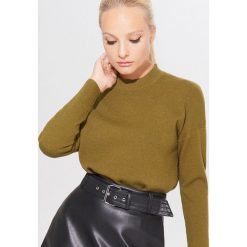 Sweter oversize z półgolfem - Khaki. Brązowe swetry damskie Mohito, s, bez wzorów, bez rękawów, bez kaptura. W wyprzedaży za 79,99 zł.