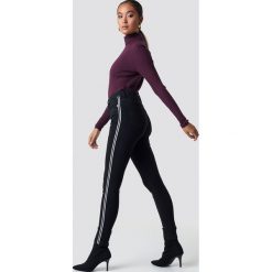 Spodnie damskie: NA-KD Jeansy Skinny High Waist Side Stripe - Black