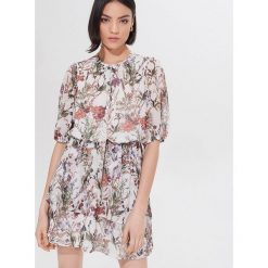 Mini sukienka w kwiaty - Biały. Białe sukienki damskie Mohito, w kwiaty, bez kołnierzyka, bez rękawów, mini. Za 159,99 zł.