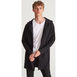 Dluga bluza z kapturem - Czarny. Czarne bluzy męskie Reserved, s, bez wzorów, z kapturem, z długim rękawem, długie, z kapturem. Za 119,99 zł.