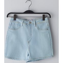 Jeansowe szorty high waist - Niebieski. Niebieskie szorty damskie Cropp, bez wzorów, z jeansu, z podwyższonym stanem. W wyprzedaży za 25,99 zł.