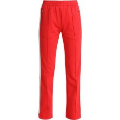 Calvin Klein Jeans TAPED STRAIGHT FIT TRACK PANT Spodnie treningowe tomato. Czerwone spodnie sportowe damskie Calvin Klein Jeans, xs, z bawełny. Za 549,00 zł.