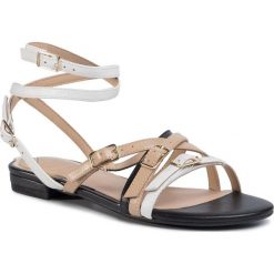 Sandały GUESS - Regalo FL6REO LEA03 BLKWH. Brązowe klapki damskie Guess, z aplikacjami, ze skóry, bez obcasa, na obcasie. W wyprzedaży za 349,00 zł.