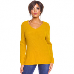 Sweter "Carmen" w kolorze musztardowym. Żółte swetry klasyczne damskie marki So Cachemire, s, z kaszmiru, z kołnierzem typu carmen. W wyprzedaży za 173,95 zł.