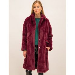 Futro Guess Shelly W94L72 WAPL0. Czerwone futra damskie Guess, l, bez kaptura. W wyprzedaży za 529,00 zł.