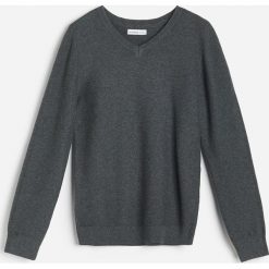 Bawełniany sweter -. Swetry męskie Reserved, bez wzorów, z bawełny, bez kołnierzyka, bez kaptura. Za 49,99 zł.