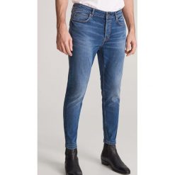Jeansy carrot slim - Niebieski. Niebieskie jeansy męskie Reserved, bez wzorów. Za 129,99 zł.