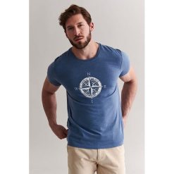 T-shirt w kolorze niebieskim. Niebieskie t-shirty męskie TATUUM, xxl, z nadrukiem, z bawełny, z okrągłym kołnierzem. W wyprzedaży za 59,95 zł.