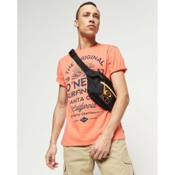 O'Neill Muir Koszulka Pomarańczowy. Pomarańczowe podkoszulki męskie O'Neill, xl, z nadrukiem, z bawełny, z krótkim rękawem. Za 56,95 zł.