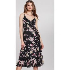 Czarna Sukienka Gardening. Czarne sukienki damskie other, s, bez wzorów, bez kołnierzyka, bez rękawów, midi, kopertowe. Za 89,99 zł.