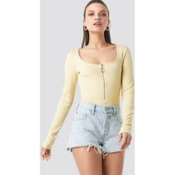 NA-KD Long Sleeve Zipped Top - Yellow. Żółte topy damskie NA-KD, bez wzorów, z materiału, bez kołnierzyka. Za 100,95 zł.