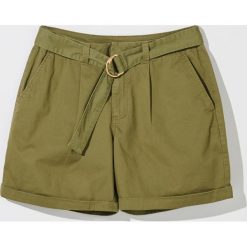 Bawełniane szorty casual z paskiem - Khaki. Brązowe szorty damskie Mohito, bez wzorów, z bawełny, casualowe. Za 89,99 zł.