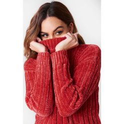NA-KD Szenilowy sweter oversize - Red. Czerwone swetry oversize damskie NA-KD, z dzianiny. W wyprzedaży za 101,48 zł.