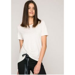 Only - Top Tess. Białe bluzki damskie marki ONLY, s, z bawełny, casualowe, z okrągłym kołnierzem, z krótkim rękawem. W wyprzedaży za 29,90 zł.