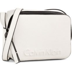 Torebka CALVIN KLEIN BLACK LABEL - Edge Small Crossbody K60K604004 101. Białe listonoszki damskie marki Calvin Klein Black Label. W wyprzedaży za 269,00 zł.