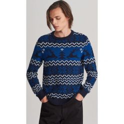 Sweter ze świątecznym wzorem - Granatowy. Niebieskie swetry męskie Reserved, s, wizytowe. W wyprzedaży za 39,99 zł.