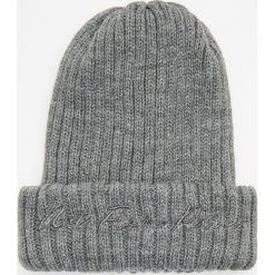 Czapka z grubym splotem - Szary. Szare czapki damskie Cropp, bez wzorów, ze splotem. Za 34,99 zł.