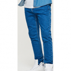 Jeansy COMFORT CARROT - Niebieski. Niebieskie jeansy męskie Cropp. Za 99,99 zł.
