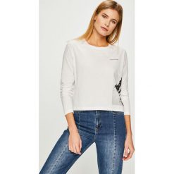 Calvin Klein Jeans - Bluzka. Białe bluzki damskie marki Calvin Klein Jeans, s, z nadrukiem, z bawełny, z okrągłym kołnierzem. Za 229,90 zł.