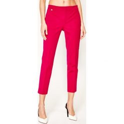Chinosy Lauren Ralph Lauren 200747991. Różowe spodnie damskie Lauren Ralph Lauren, bez wzorów, z elastanu. W wyprzedaży za 379,00 zł.