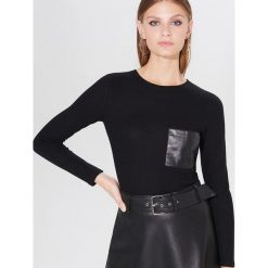 Dopasowana bluzka z wiskozą - Czarny. Czarne bluzki damskie Mohito, xl, bez wzorów, z wiskozy, bez kołnierzyka, bez rękawów. W wyprzedaży za 39,99 zł.