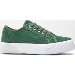 Sneakersy sztruksowe bonprix zielony. Zielone buty sportowe damskie bonprix, ze sztruksu. Za 74,99 zł.