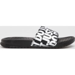 Nike Sportswear - Klapki Benassi Just Do it. Czarne klapki damskie Nike Sportswear, bez wzorów, ze skóry, bez obcasa, na obcasie. W wyprzedaży za 99,90 zł.
