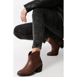Camelowe Botki Plummer. Brązowe botki damskie Born2be, za kostkę, na niskim obcasie, na obcasie, na zamek. Za 129,99 zł.